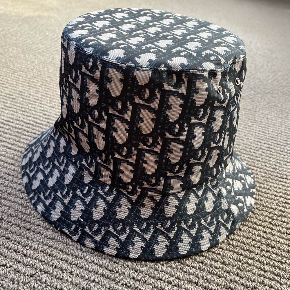 Dior bucket hat brand new. Size 57 navy blue reversible